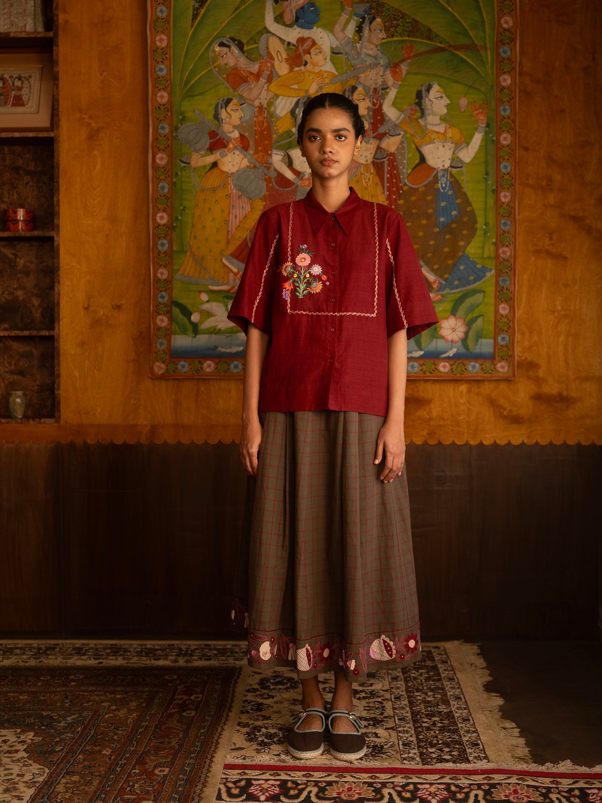 She studied under a street lamp Skirt