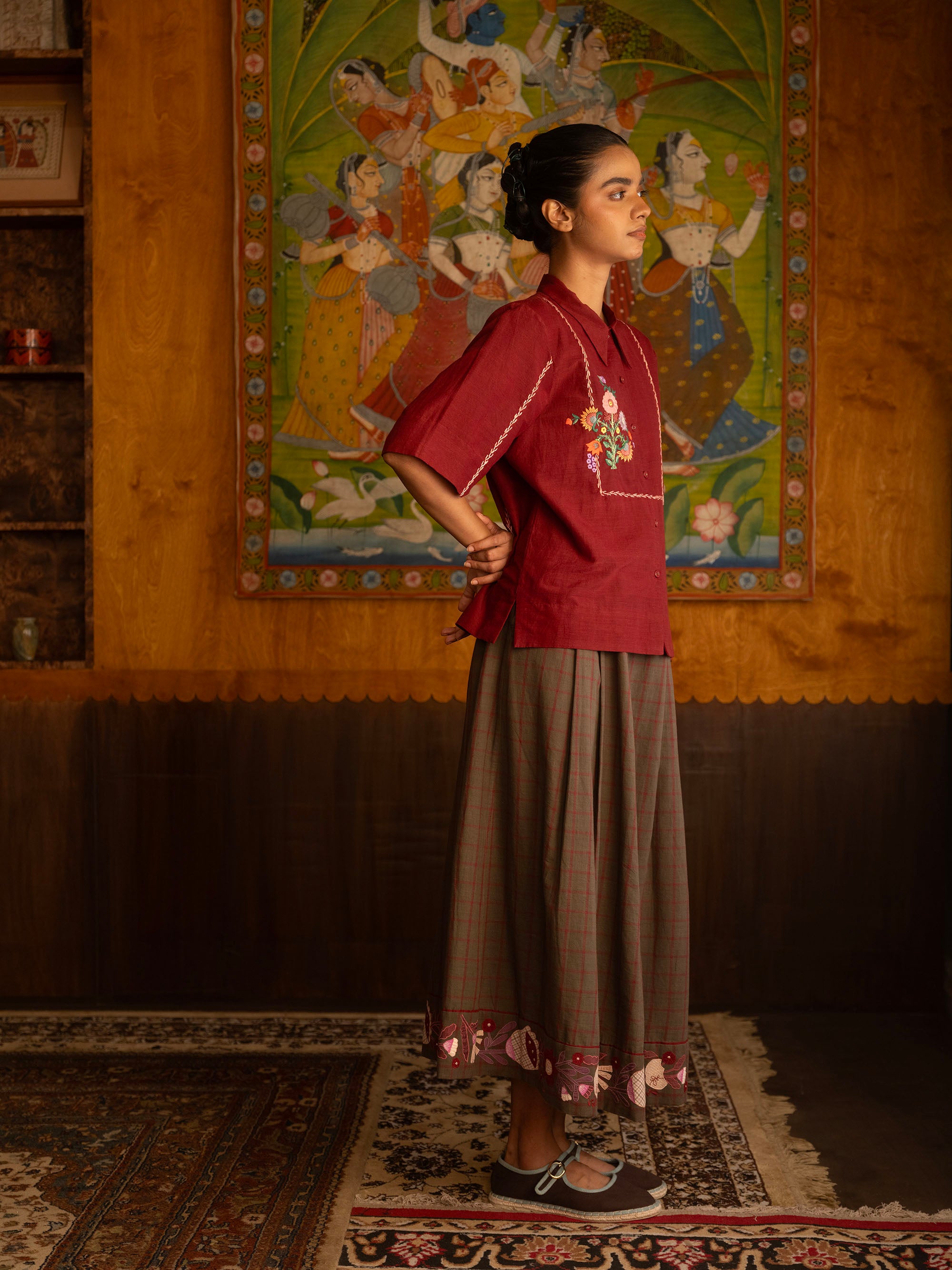 She studied under a street lamp Skirt