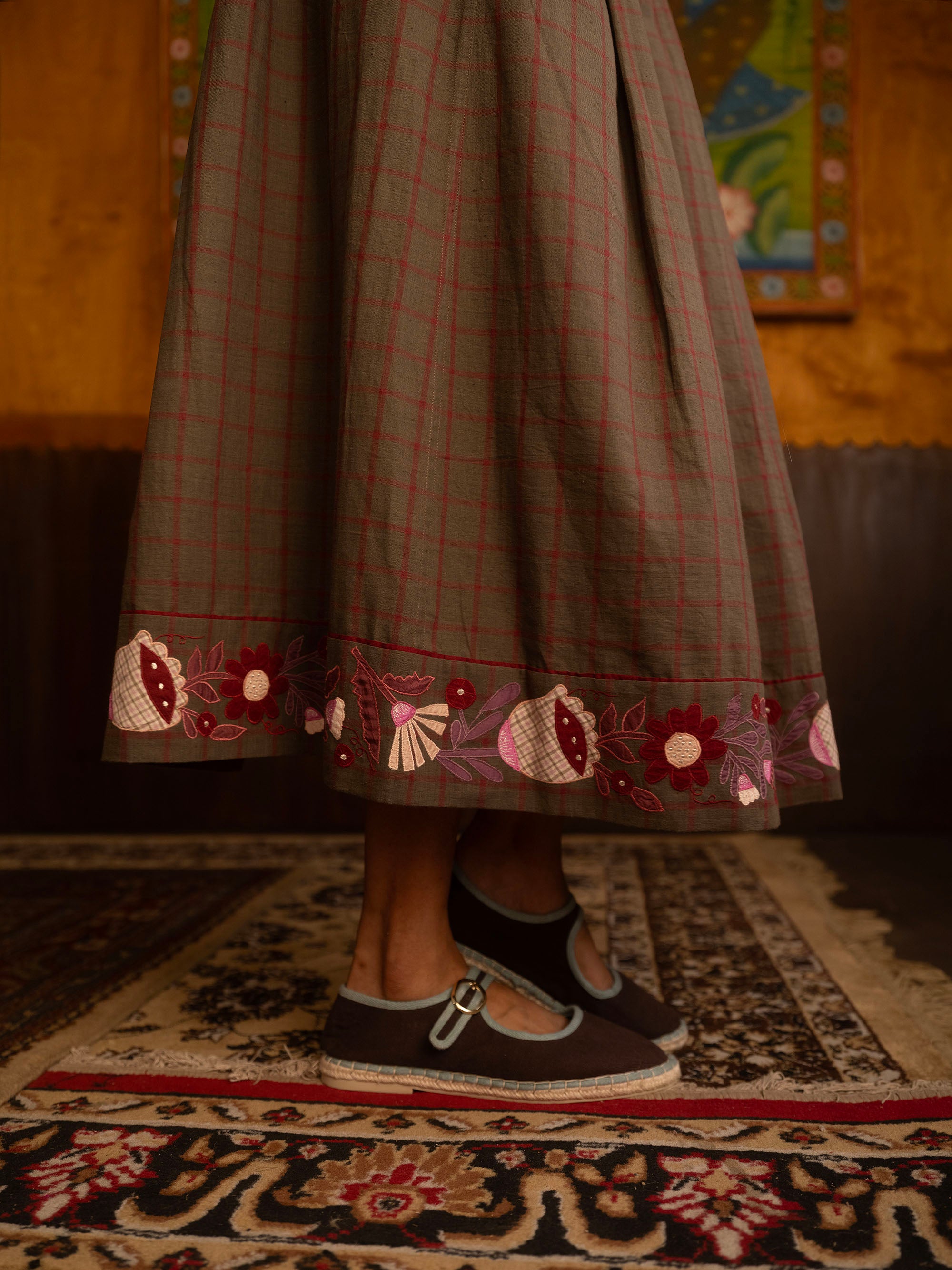 She studied under a street lamp Skirt