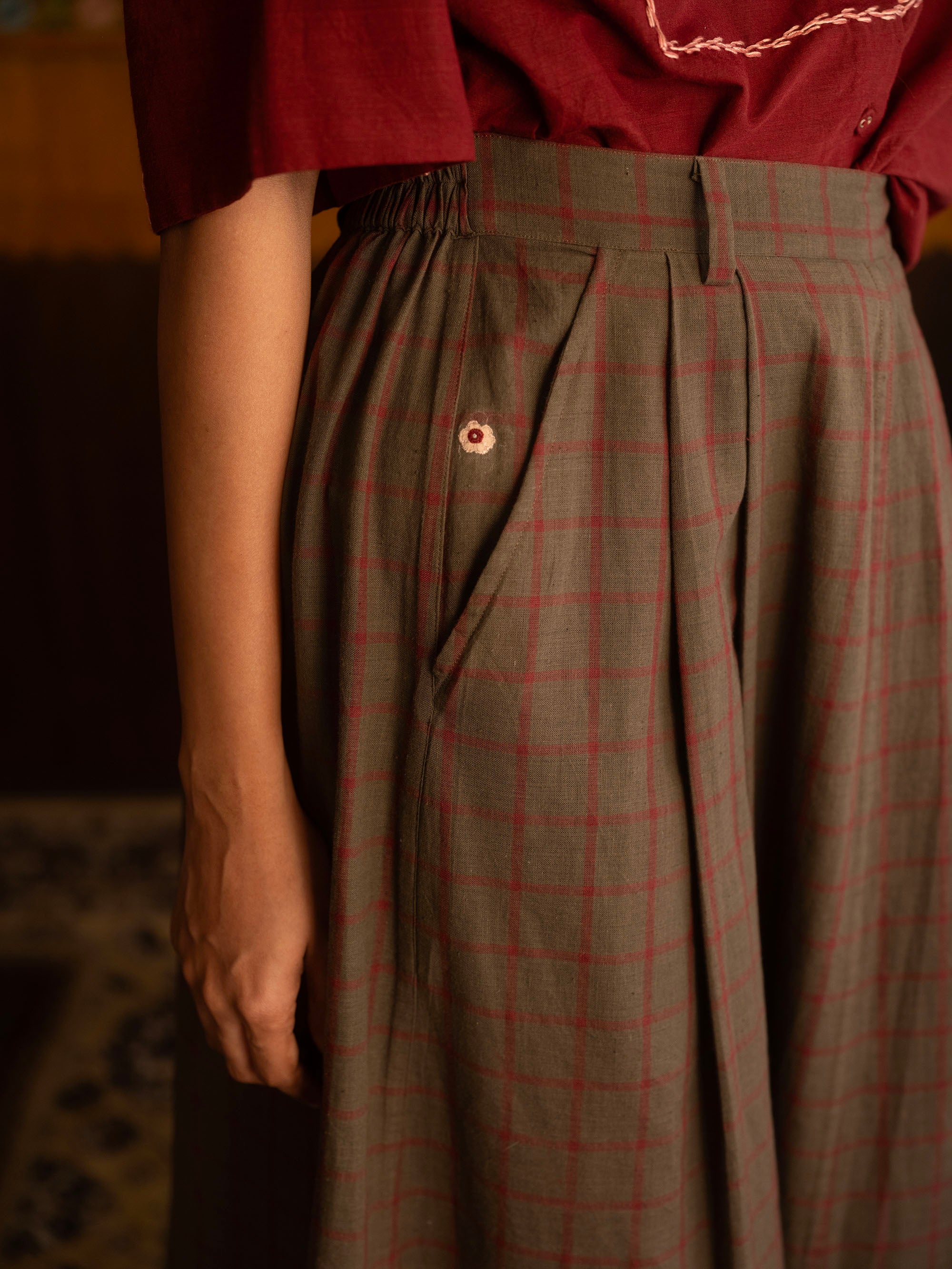 She studied under a street lamp Skirt